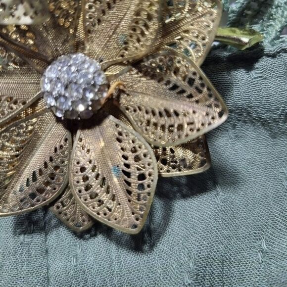 Leaf Gold Tone Rinestone Center Brooch‎ - Picture 2 of 4